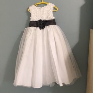 NWT Flower girl dress size 3 Sweet Beginnings